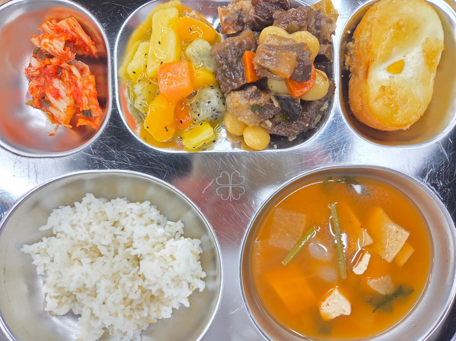 현미밥
어묵매운탕 (1.5.6.9)
한우갈비찜 (5.6.13.16)
열대과일샐러드 (1.2.5.6)
배추김치 (9)
우유(선택) (2)
계란빵 (1.2.5.6)