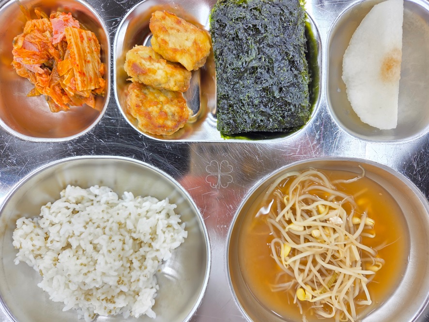 차조밥
콩나물된장국 (5.6)
베이컨김치볶음 (5.6.9.10.13)
동그랑땡 (1.2.5.6.10.15.16.18)
김구이
배
우유(선택) (2)
